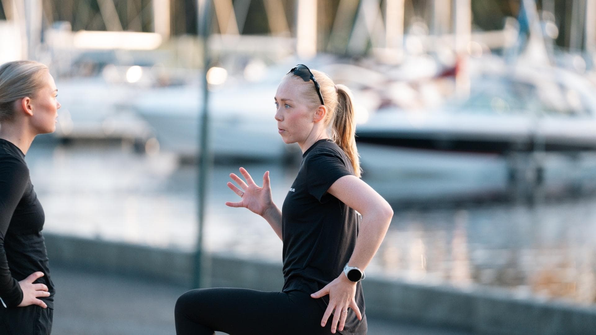 Løpecoach Veronica Undseth forklarer løpeteknikk til en løper