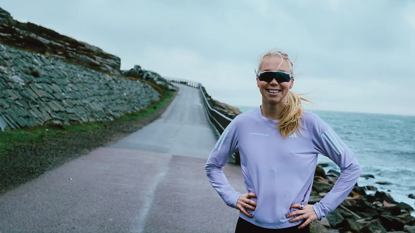 Løpecoach Veronica Undseth på en kystvei i Danmark i oppkjøringen til København halvmaraton, med sjøen i bakgrunnen