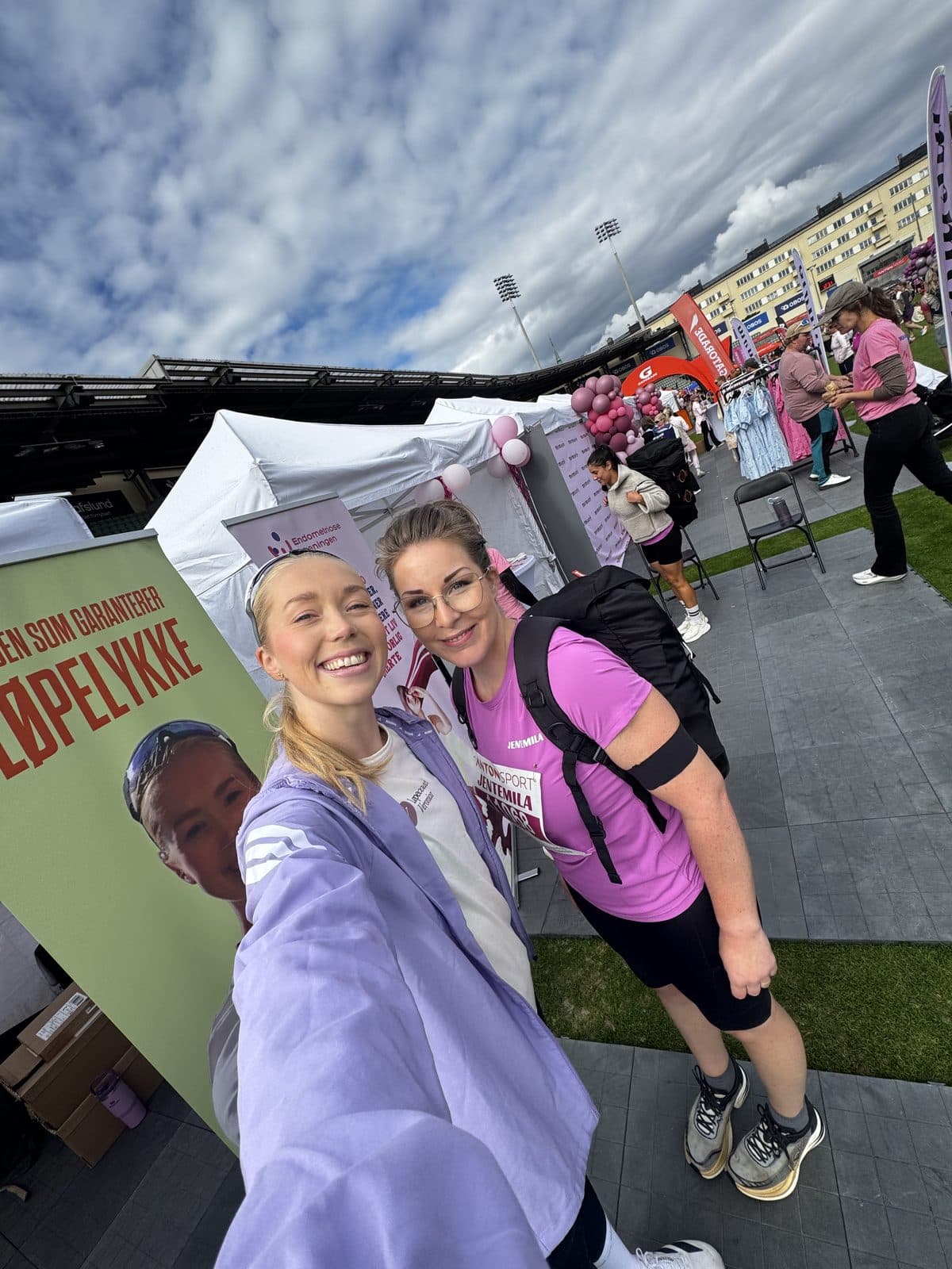 Løpecoach Veronica Undseth sammen med Run2gether-medlem Ida Karoline Andreassen på Jentemila