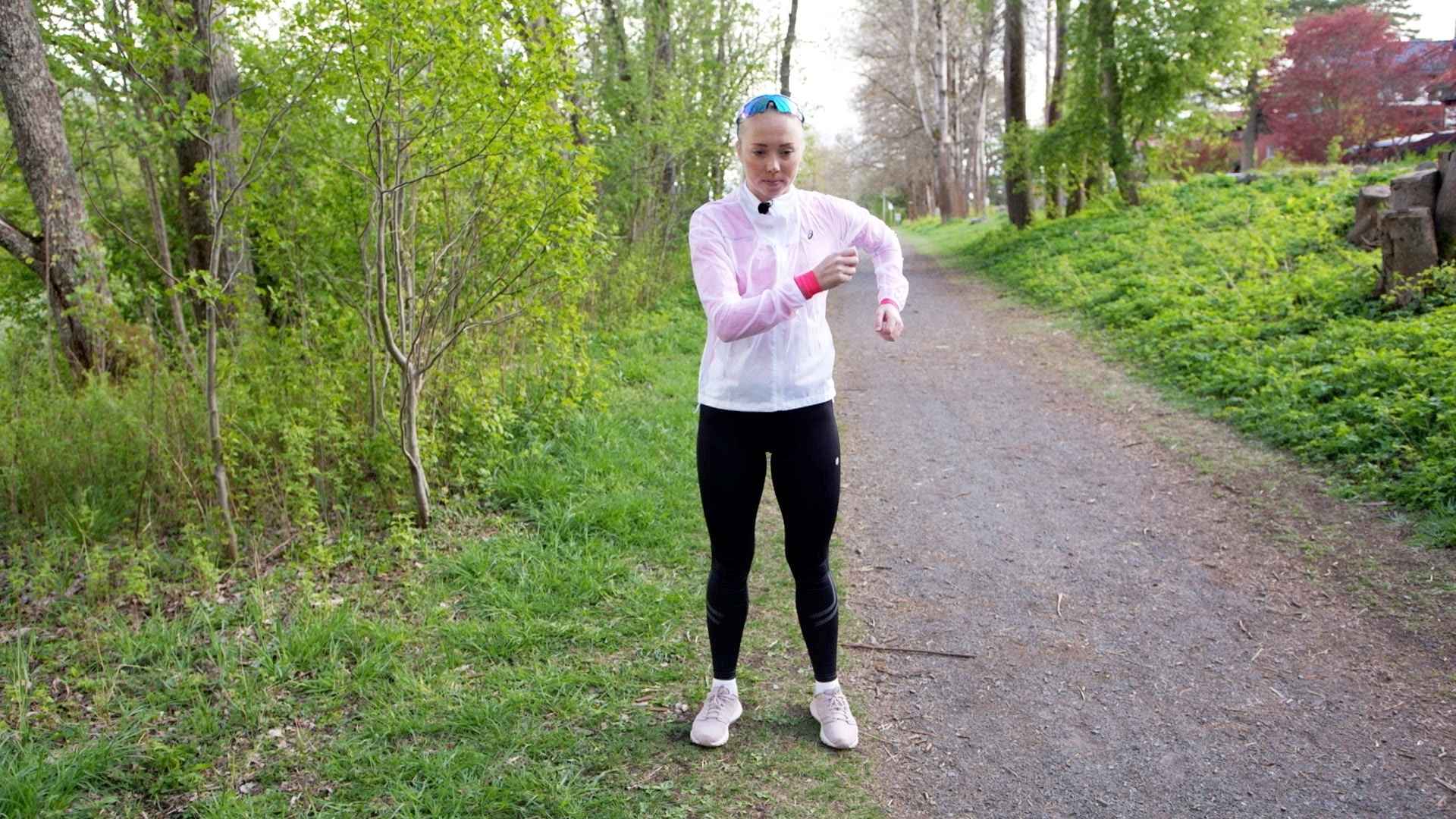 Løpecoach Veronica Undseth viser løpeteknikk