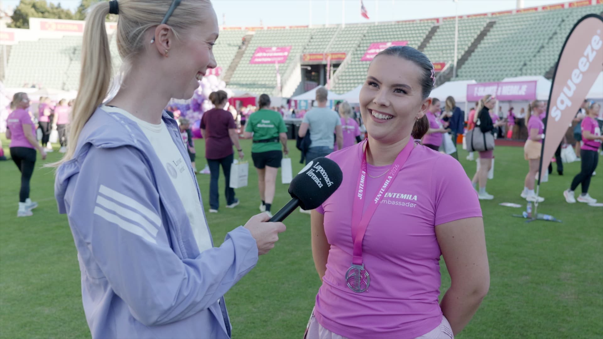 Løpecoach Veronica Undseth intervjuer Kaja Sofie Grøva etter Jentemila