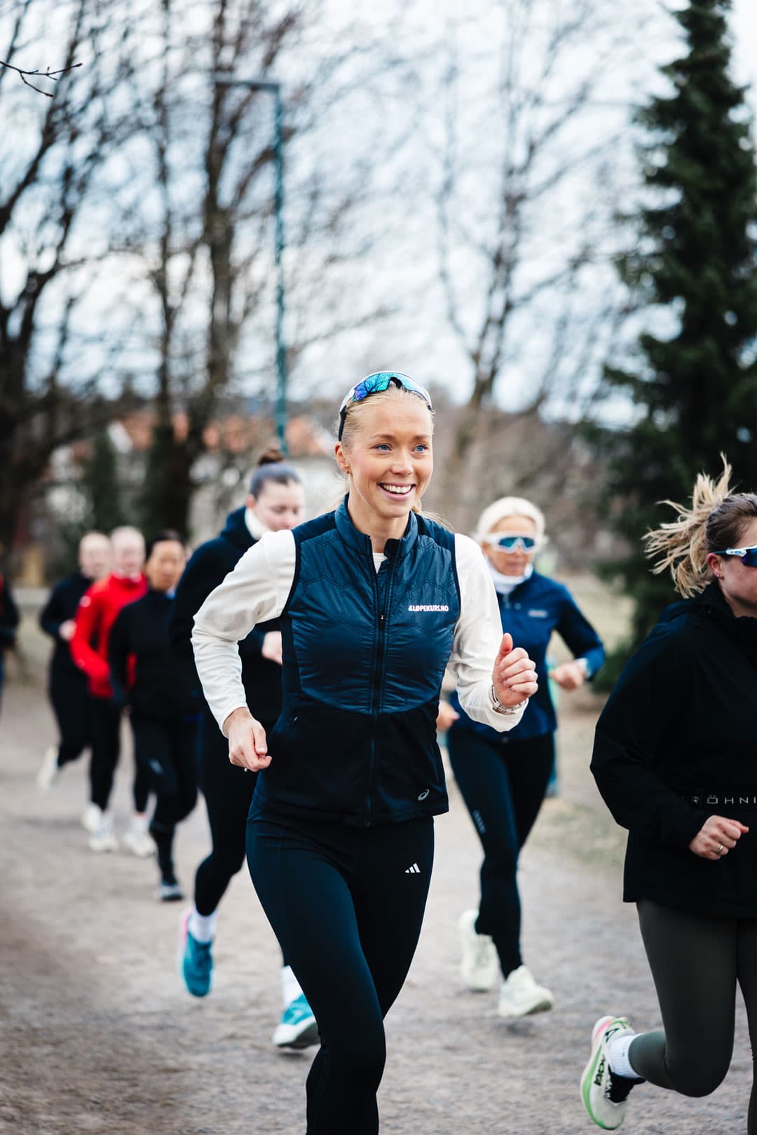 Veronica Undseth løper i rolig tempo i et grøntområde