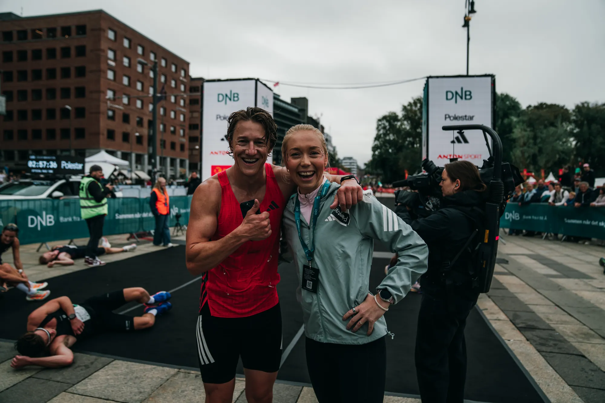 Matt Smith og løpecoach Veronica Undseth jubler sammen i målområdet etter Oslo Maraton 2026