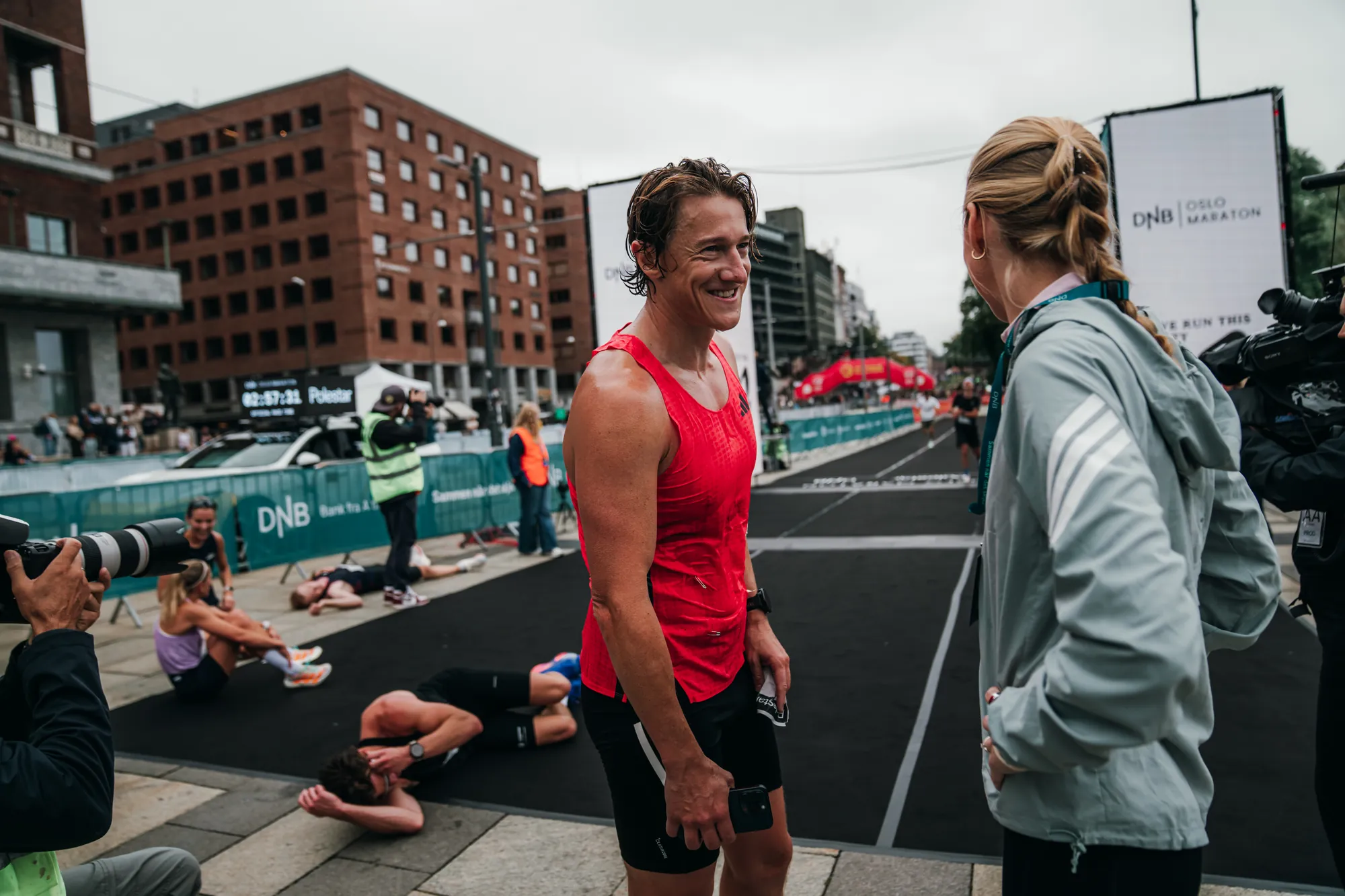 Matt Smith smiler til løpecoach Veronica Undseth i målområdet etter Oslo Maraton 2026