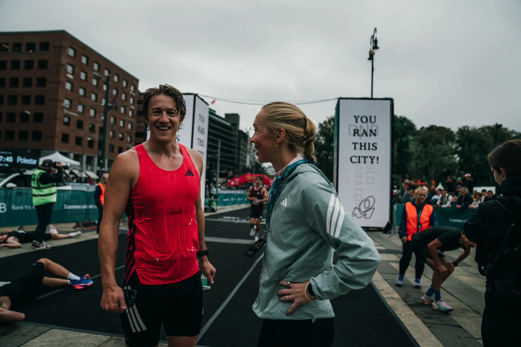Matt Smith og løpecoach Veronica Undseth ler sammen i målområdet etter Oslo Maraton 2026