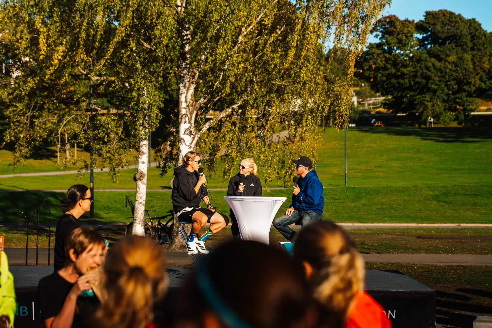 Matt Smith og løpecoach Veronica Undseth i samtale på scenen under et løpsarrangement i Oslo før Oslo Maraton 2026