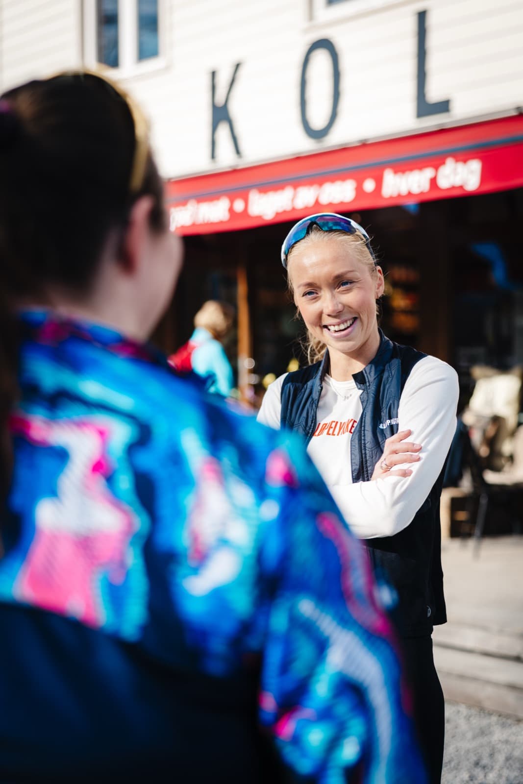 Veronica Undseth smiler og prater med en løper etter en økt