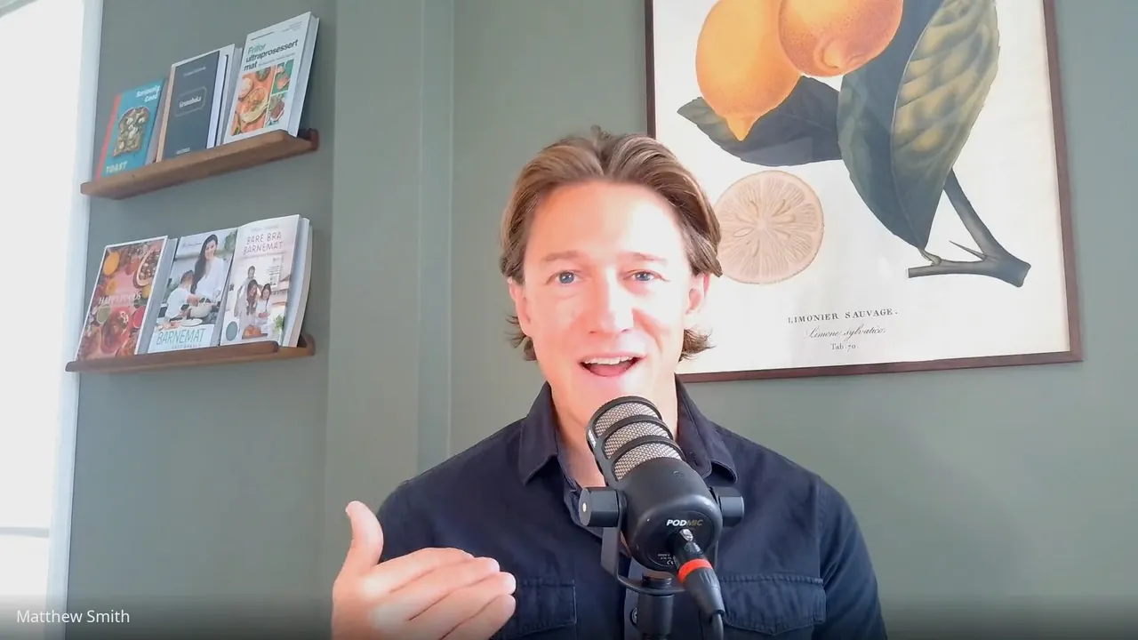 Matt Smith snakker i mikrofonen under innspillingen av podkasten Løpecoach Veronica, episode 12