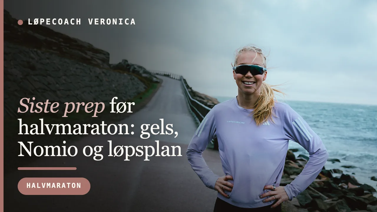 Løpecoach Veronica Undseth på kystvei i Danmark. Tittelgrafikk for episode 14: Siste prep før halvmaraton, gels, Nomio og løpsplan