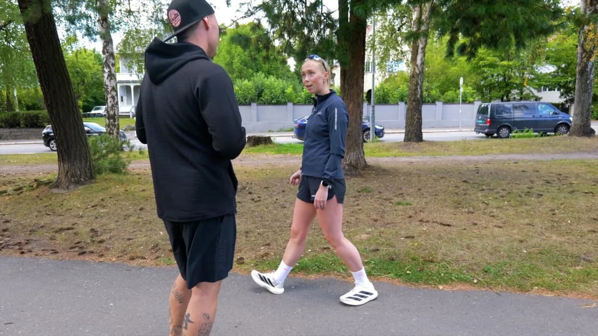 Veronica Undseth coacher en løper ute på veien