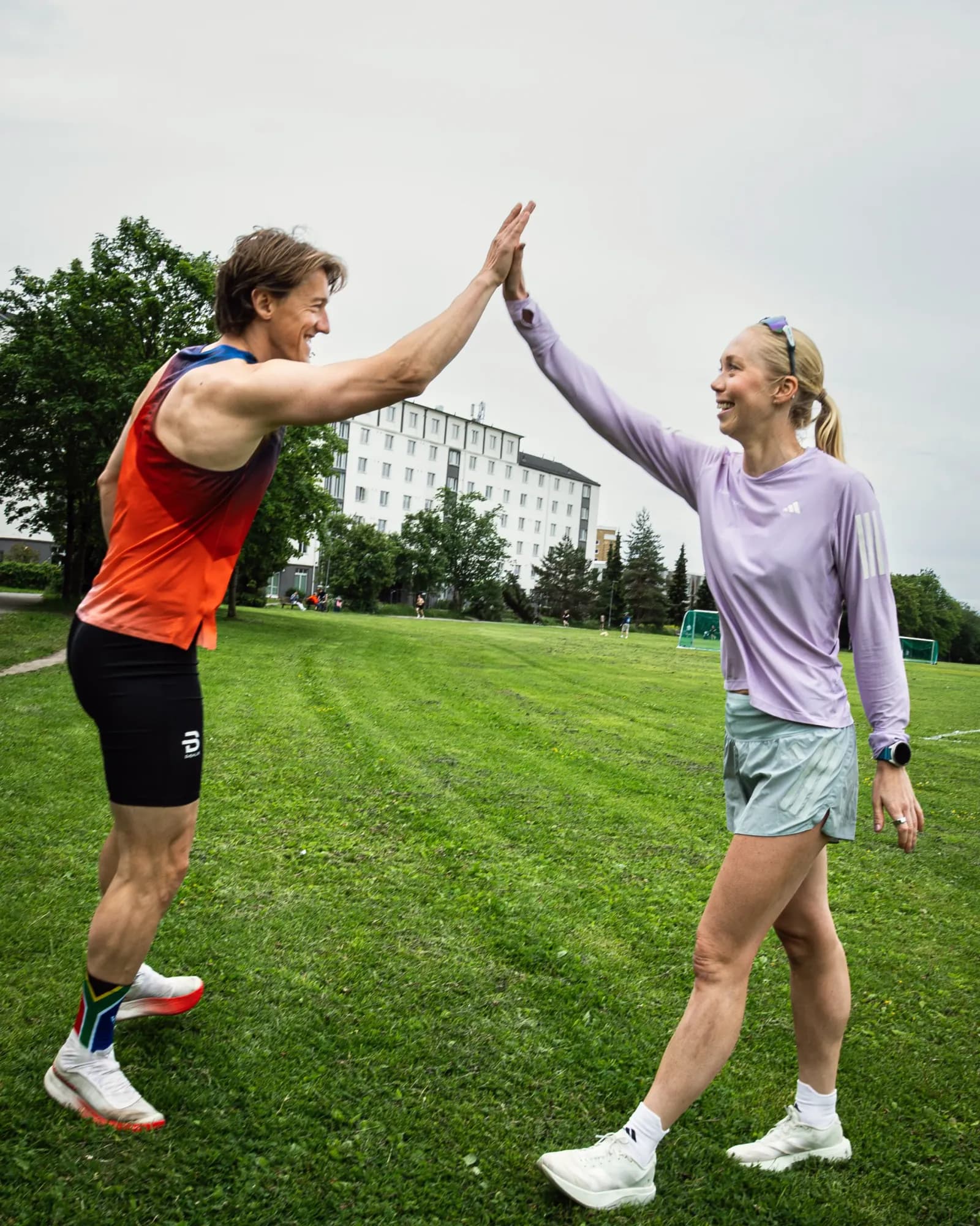 Løpecoach Veronica Undseth og Matt Smith gir hverandre en high five etter en treningsøkt